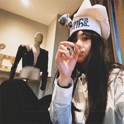 她的微笑像颗糖